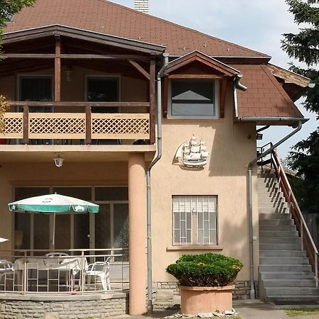 Vitorlas Apartmanhaz Сиофок Екстериор снимка