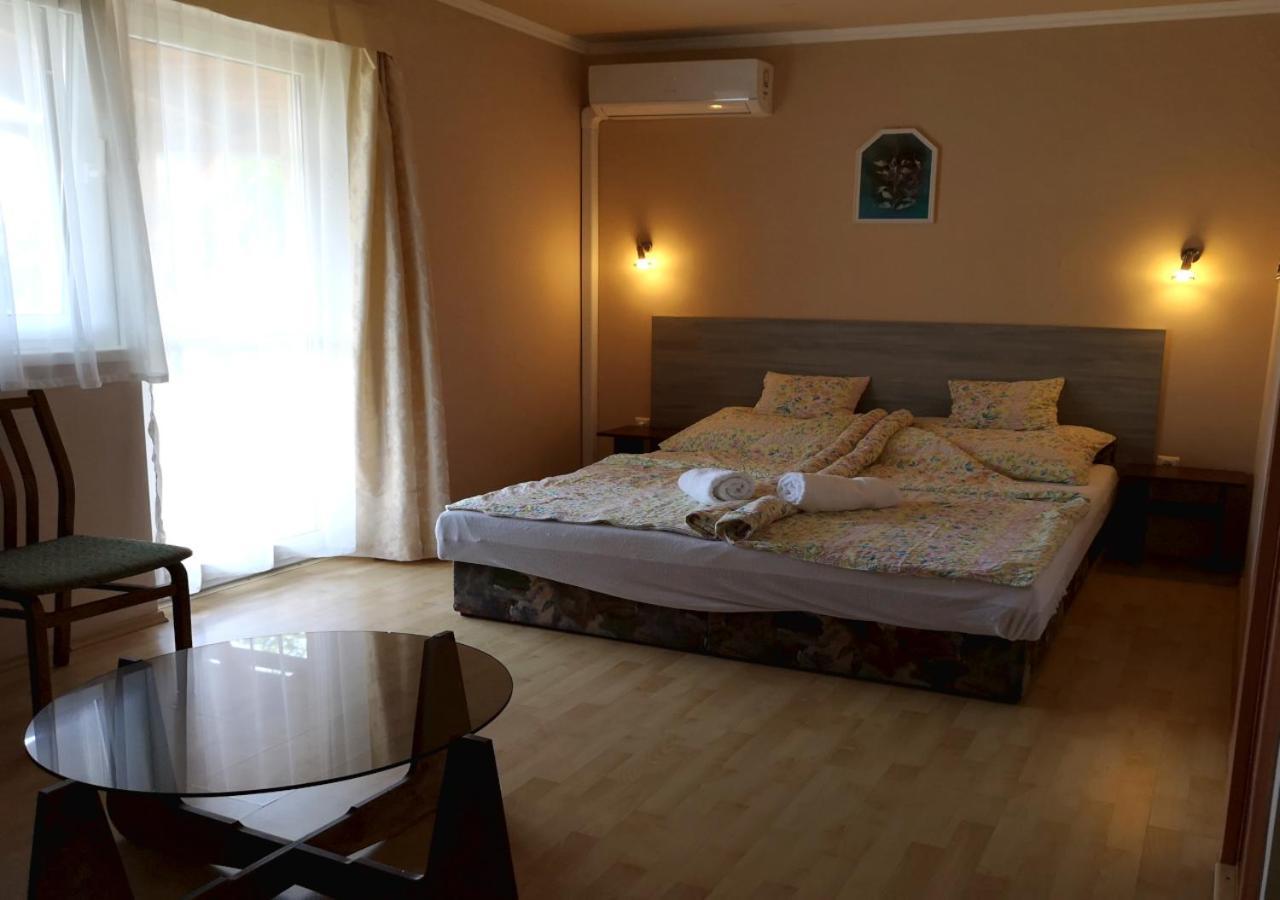 Vitorlas Apartmanhaz Сиофок Екстериор снимка